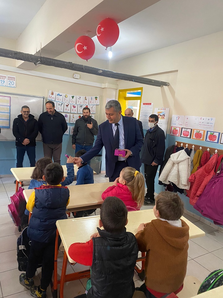İlçe Kaymakamı Sayın Murat Kütük Öğrencilere Karne Dağıttı